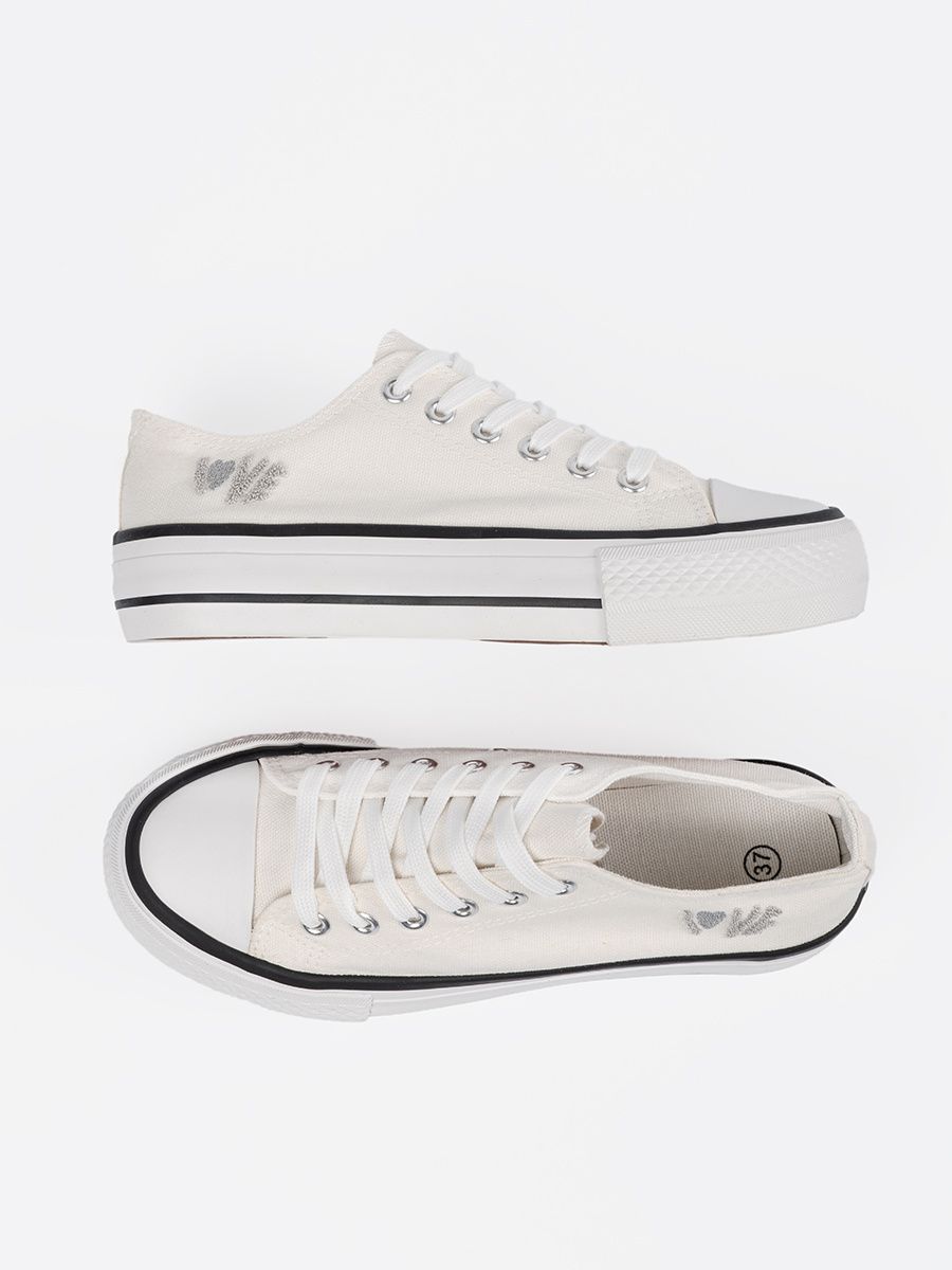 Bílé tenisky s nápisem Love