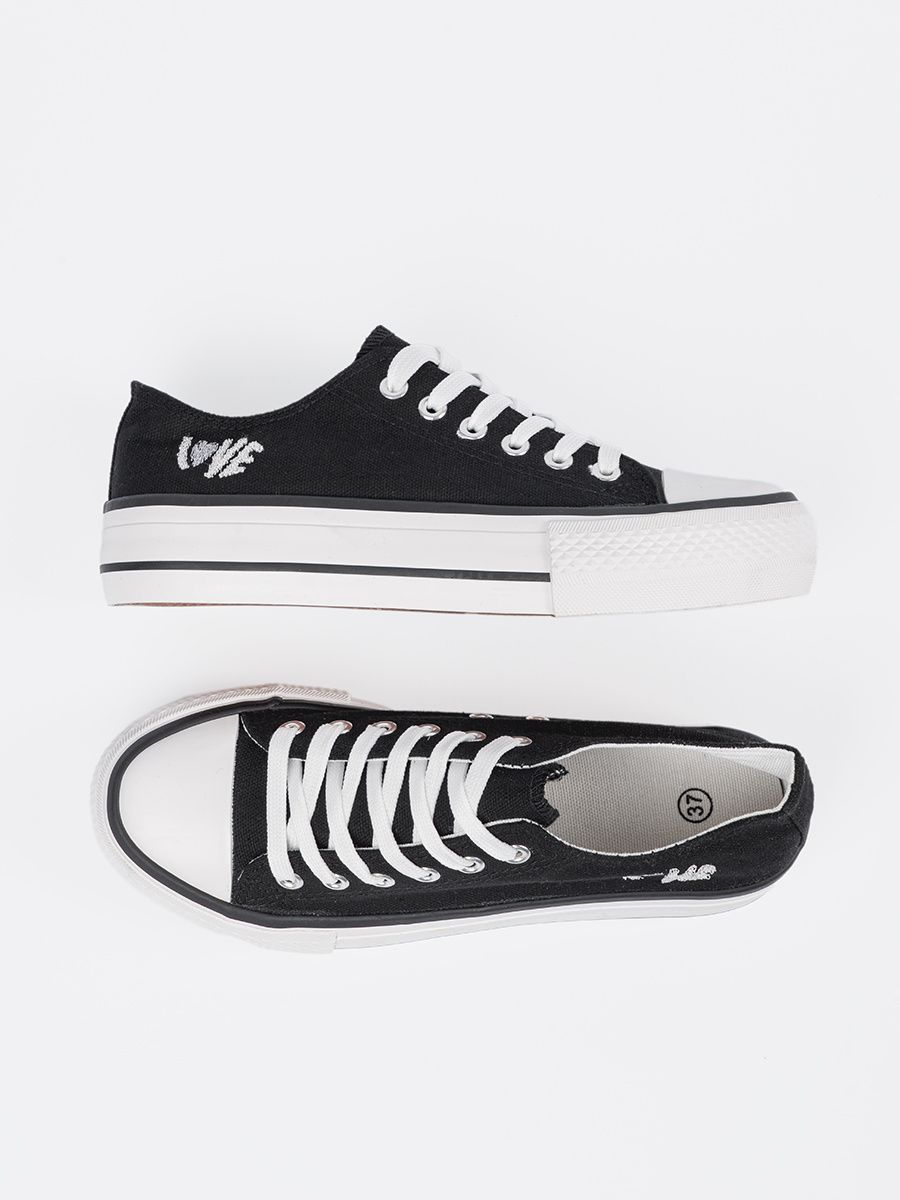 Černé tenisky s nápisem Love