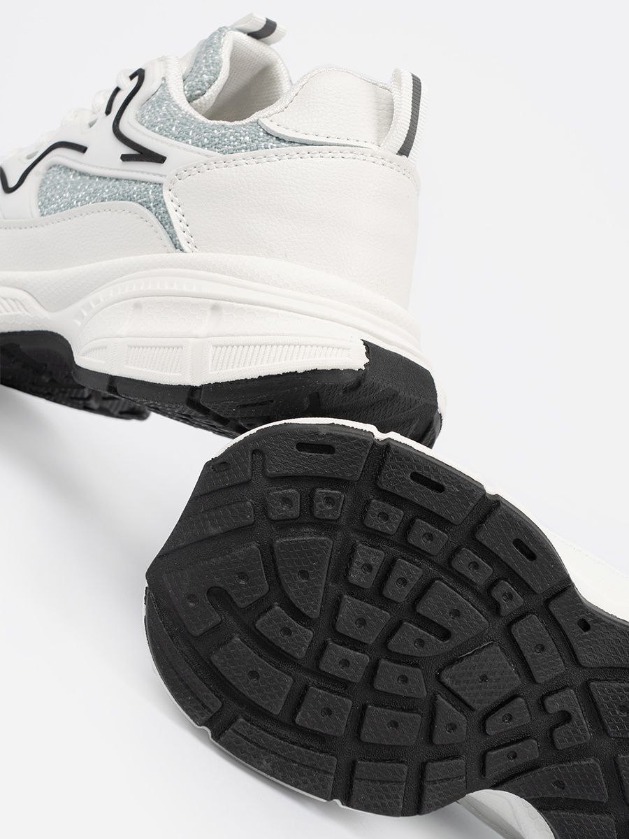 Bílo-zelené sneakersy s ozdobnými prvky