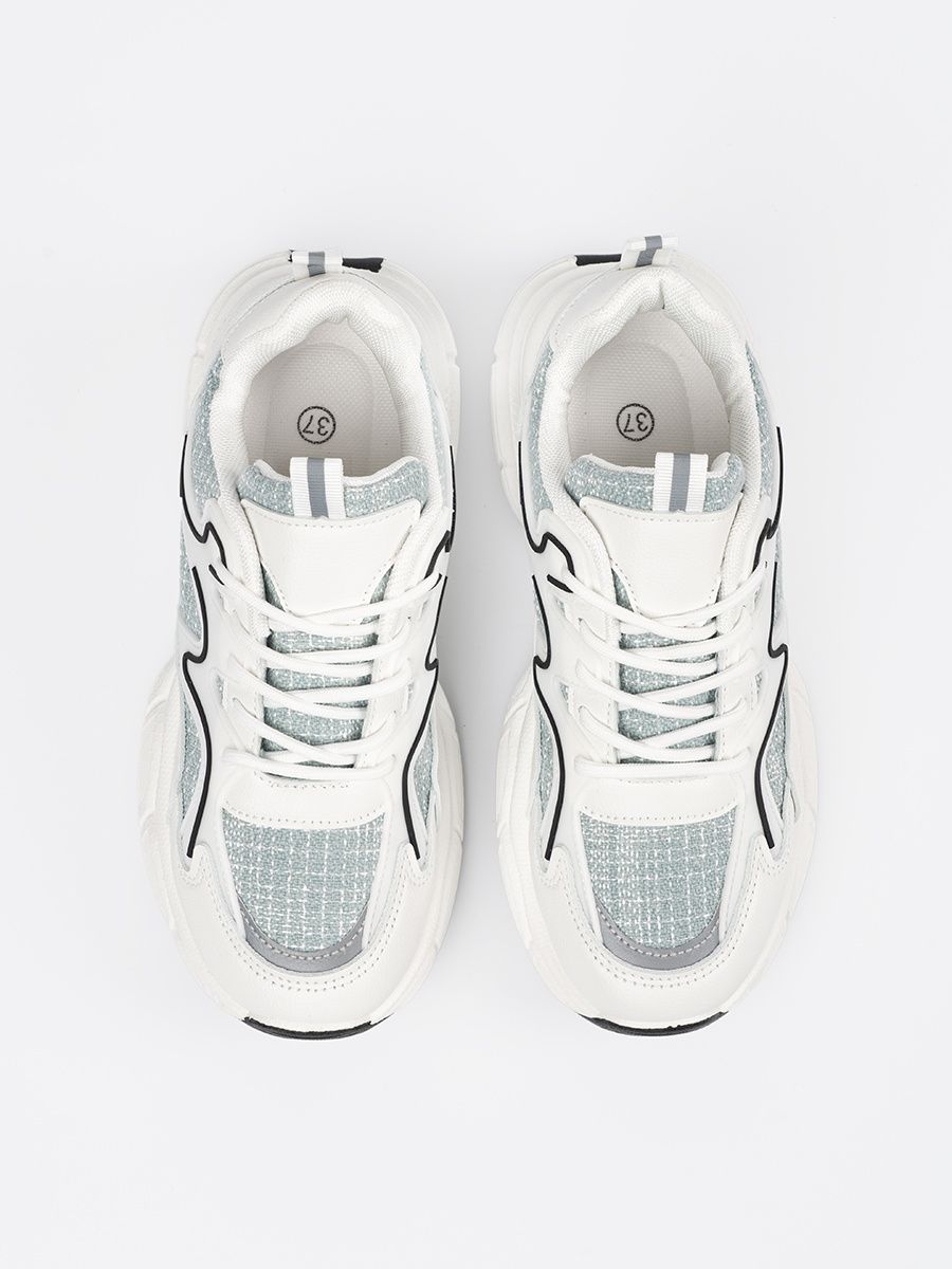 Bílo-zelené sneakersy s ozdobnými prvky