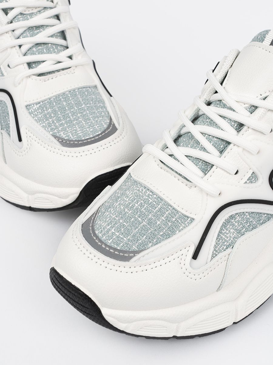Bílo-zelené sneakersy s ozdobnými prvky