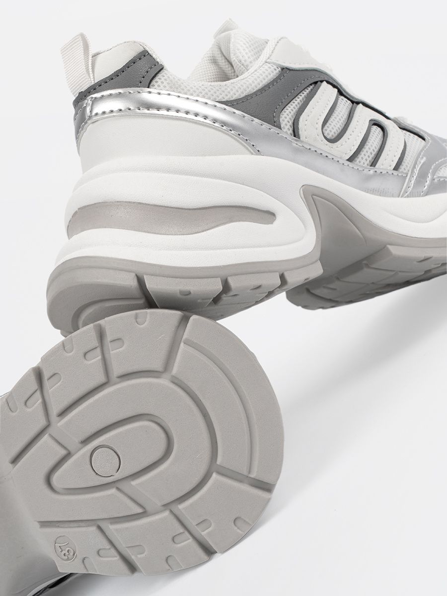 Bílé dámské sneakersy se stříbrnými detaily