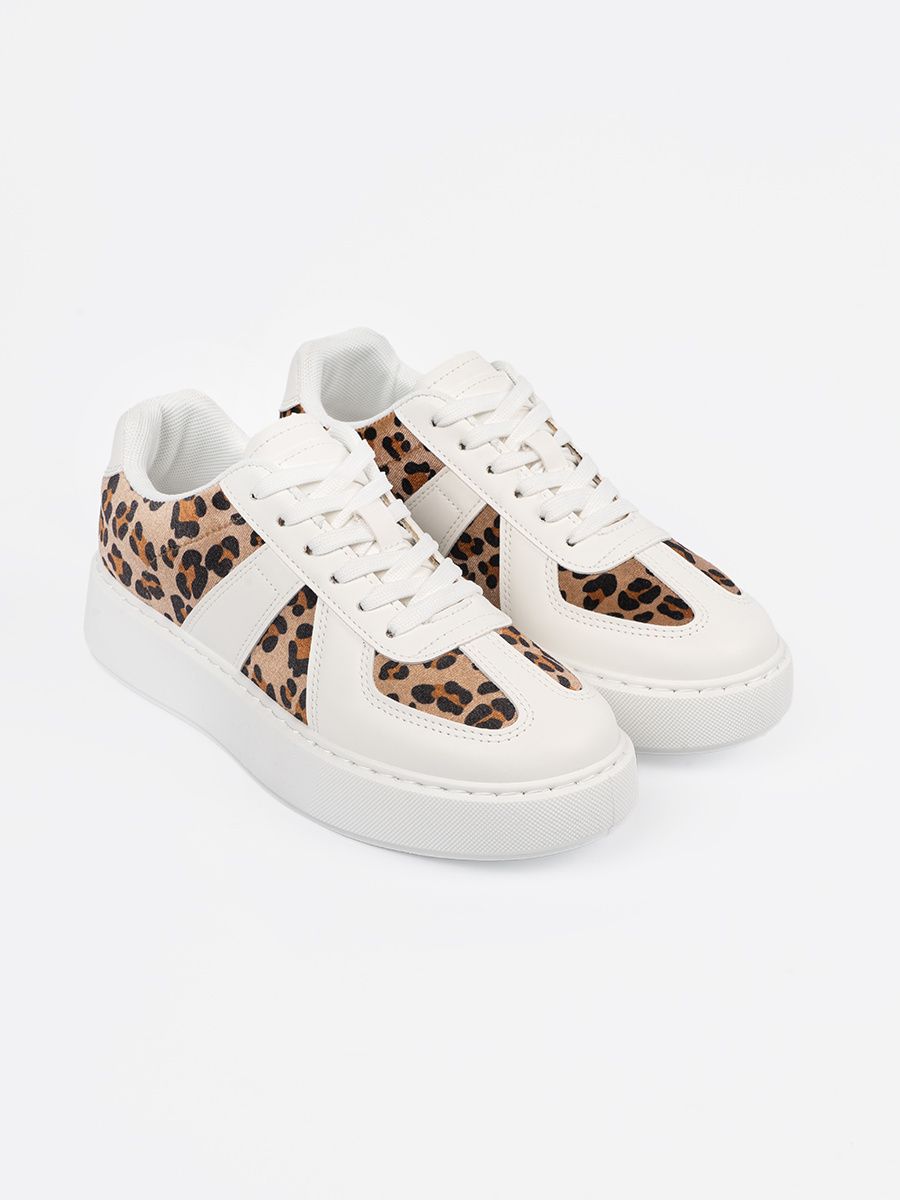 Bílé sneakersy s leopardím vzorem