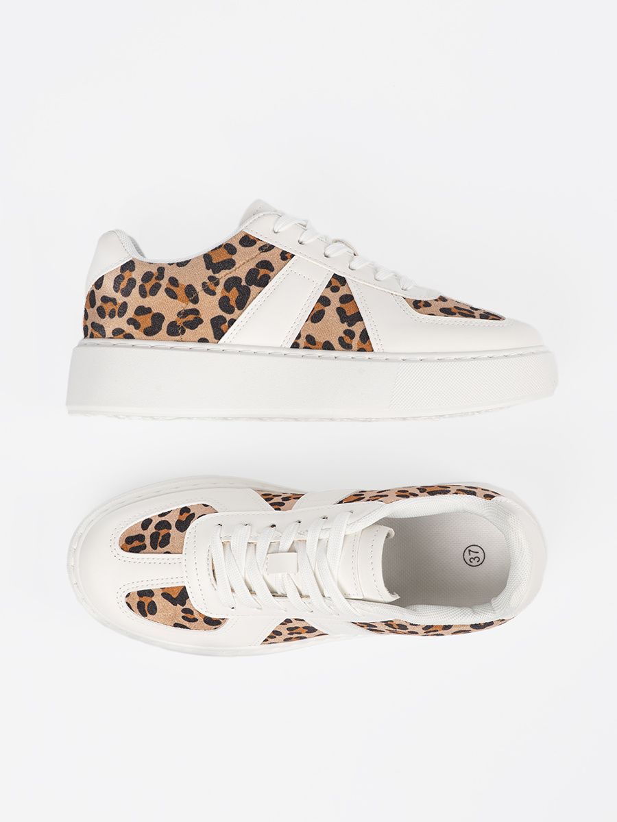 Bílé sneakersy s leopardím vzorem