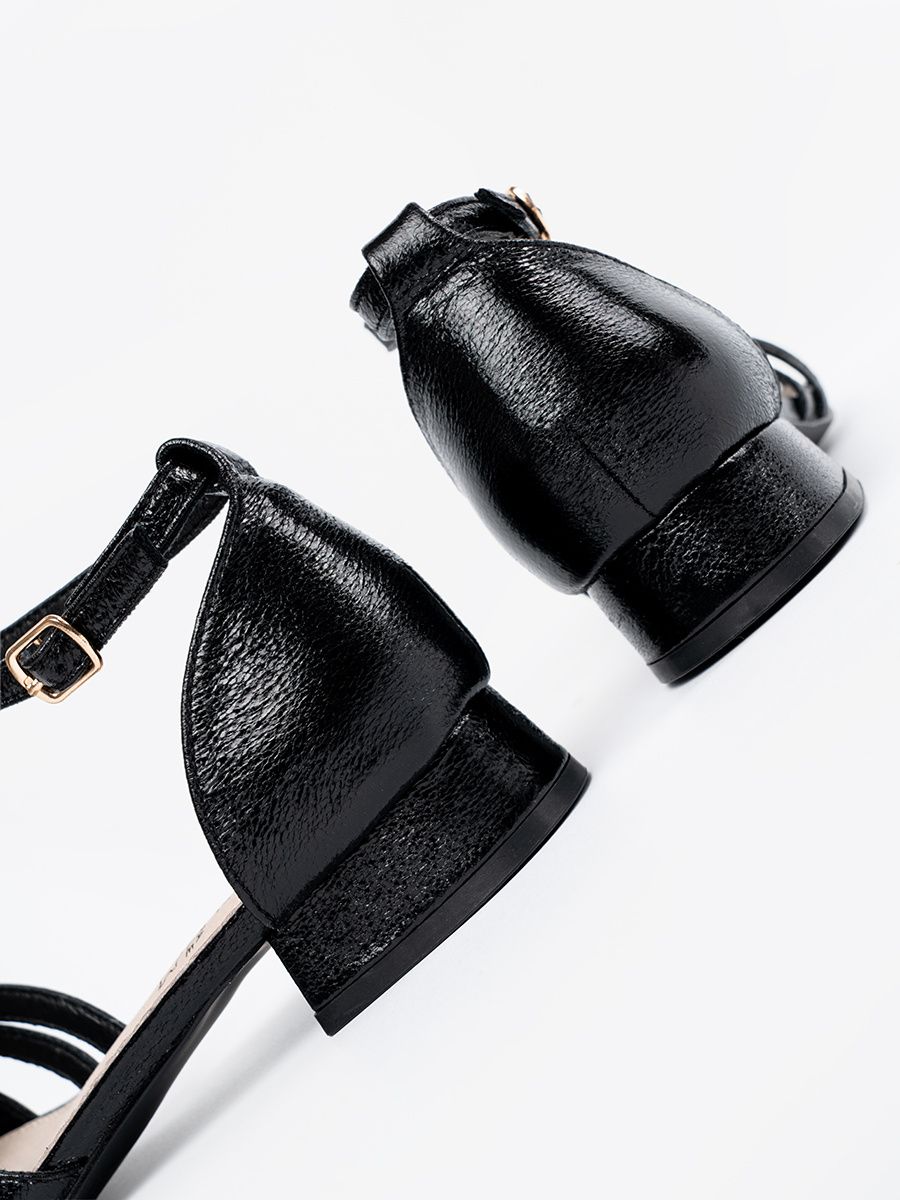 Elegantní černé sandály na nízkém podpatku