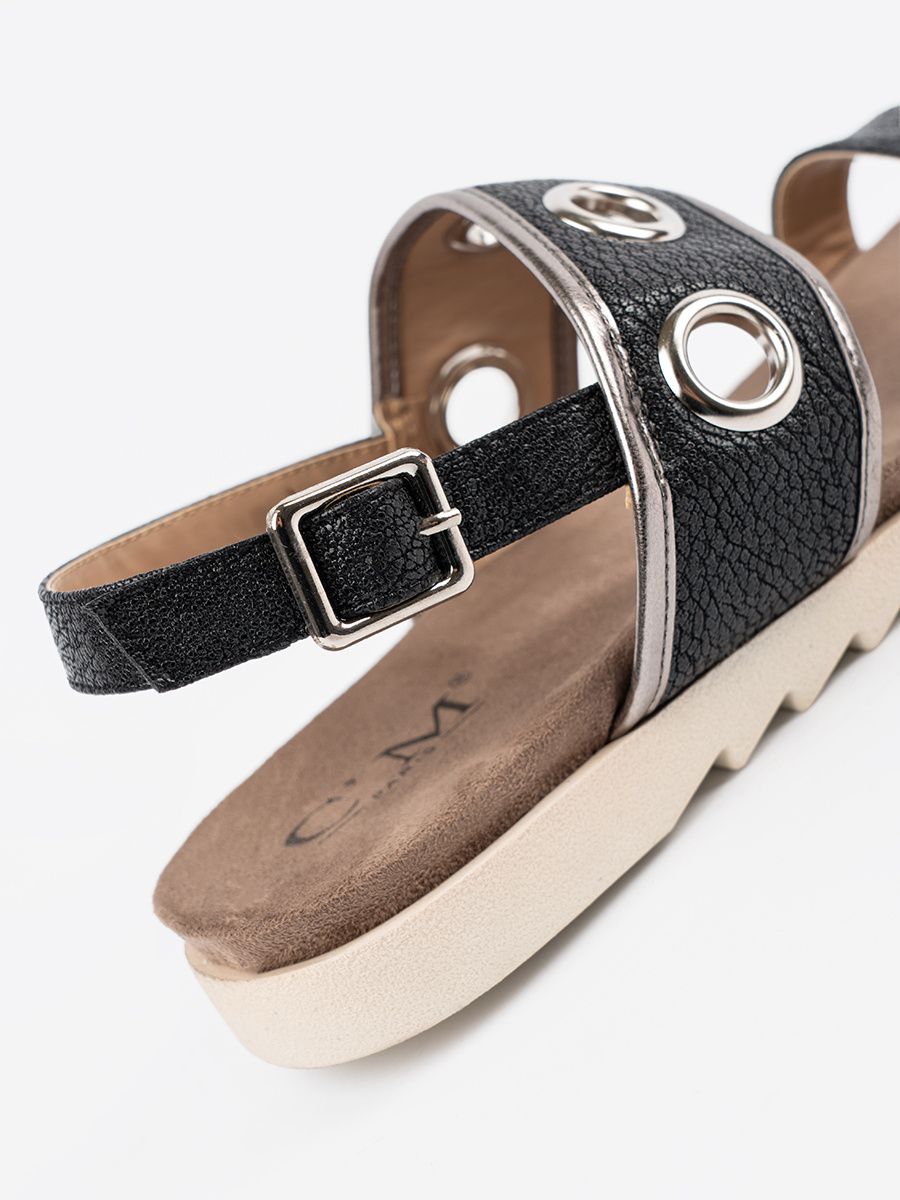 Černé sandály s ozdobnými kovovými kroužky