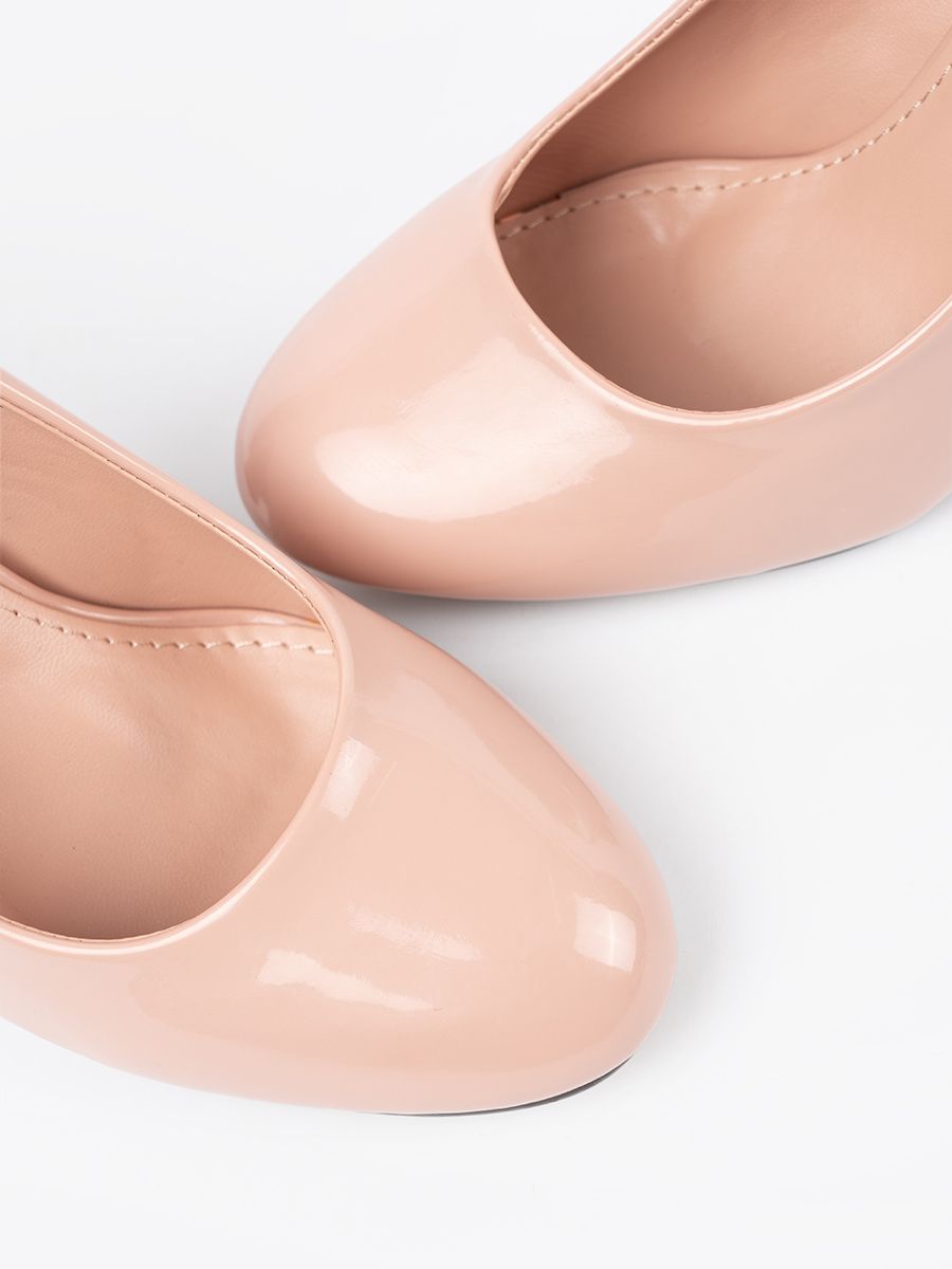 Světle béžové lakované lodičky na podpatku