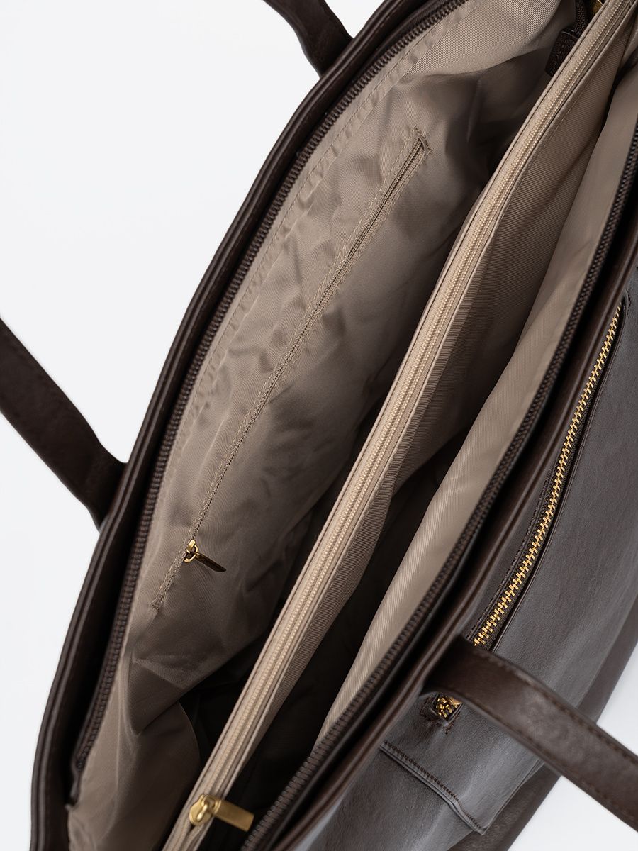 Tmavě hnědá kabelka se zlatými prvky