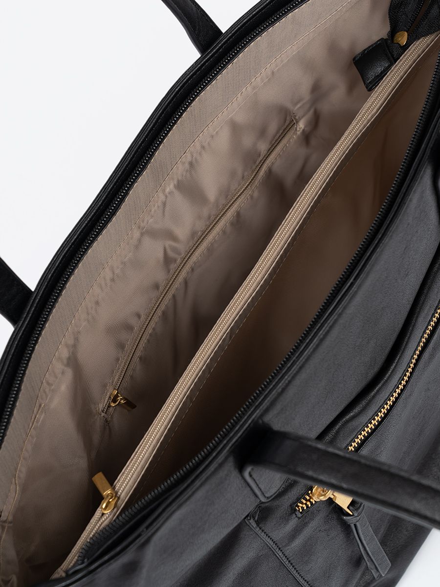 Černá kabelka se zlatými prvky