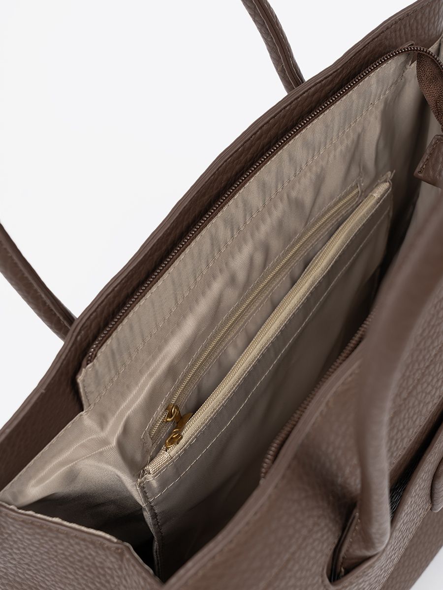 Klasická hnědá kabelka na rameno