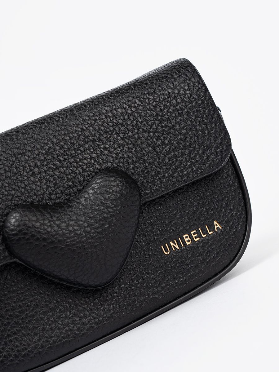 Elegantní černá kabelka s dekorativním zapínáním