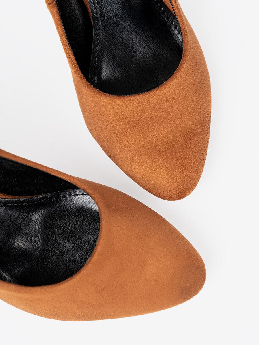 Světle hnědé lodičky na černém podpatku