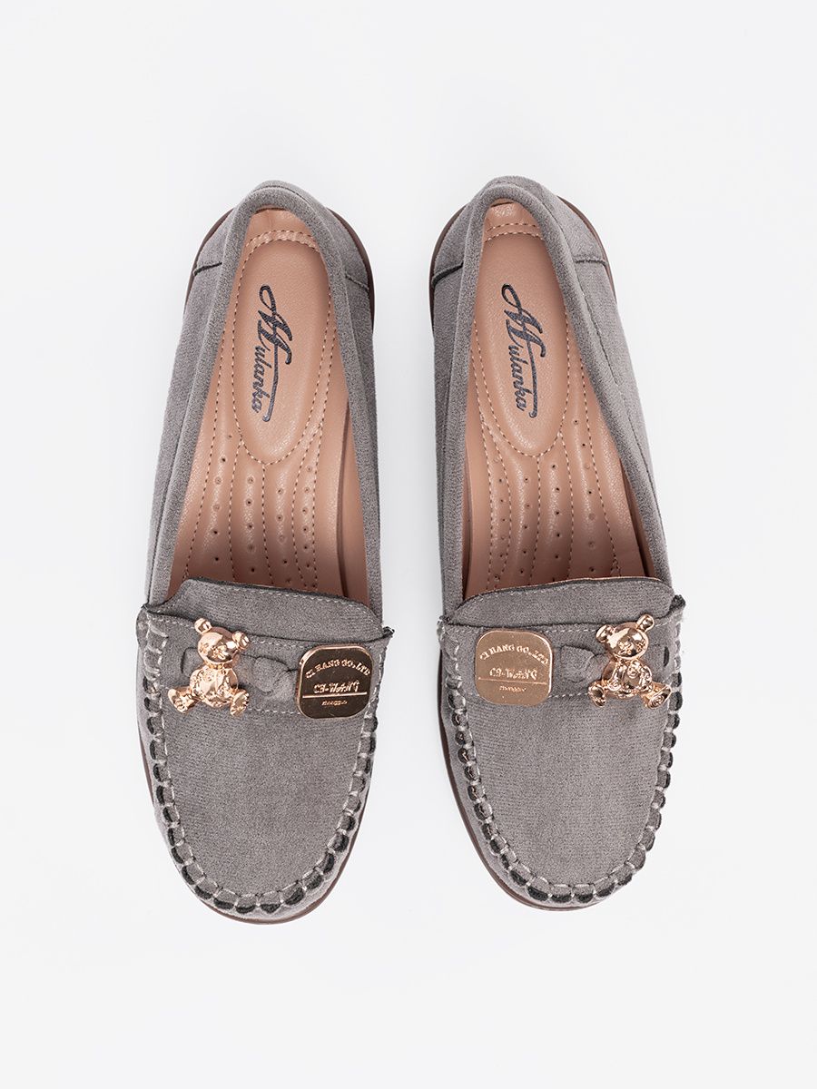 Šedé polobotky se zlatým medvídkem