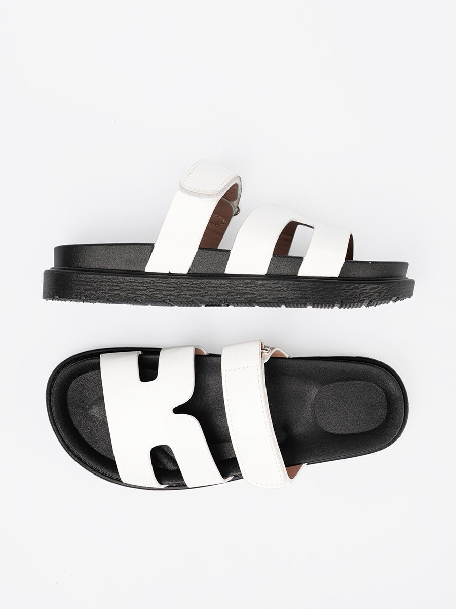 Pohodlné bílé pantofle na platformě