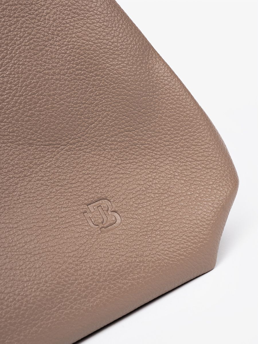 Elegantní tmavě béžová kabelka s kosmetickou taštičkou