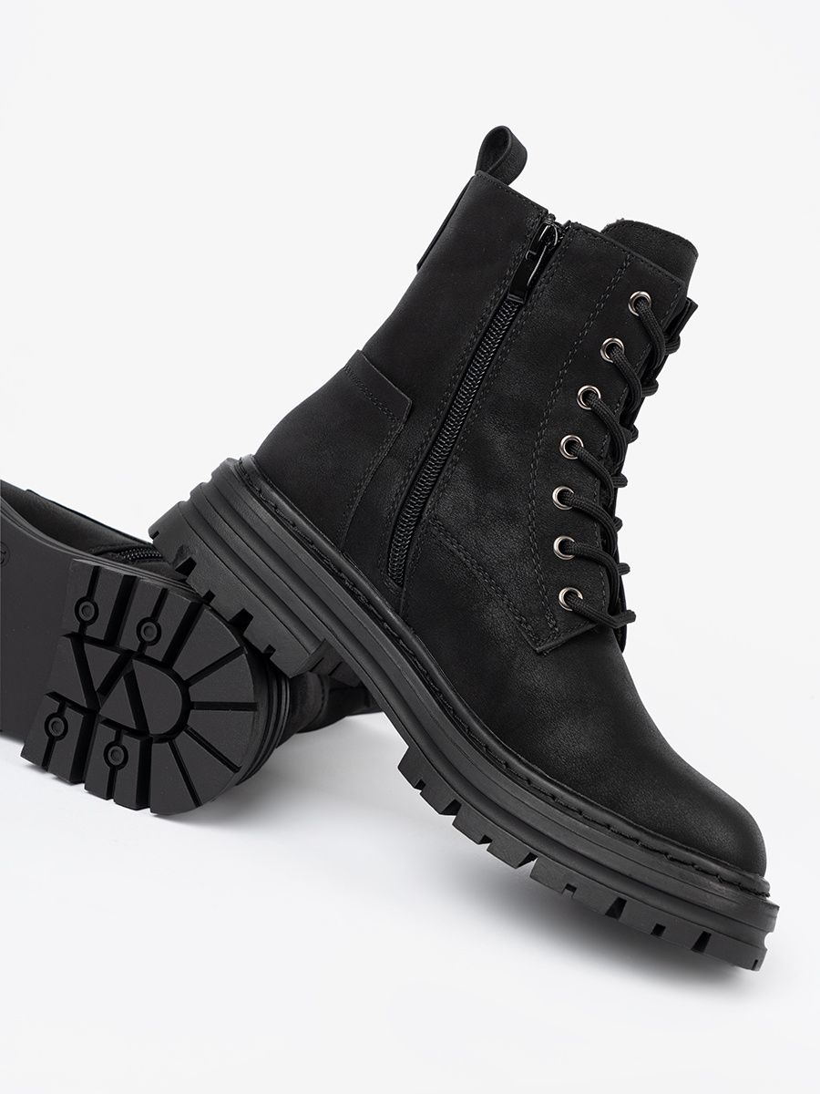 Černé kotníkové boty se šněrováním a protiskluzovou podrážkou
