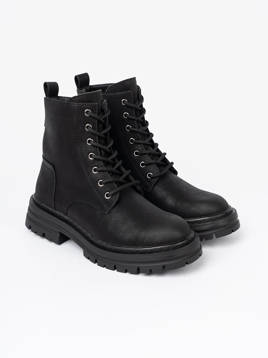 Černé kotníkové boty se šněrováním a protiskluzovou podrážkou