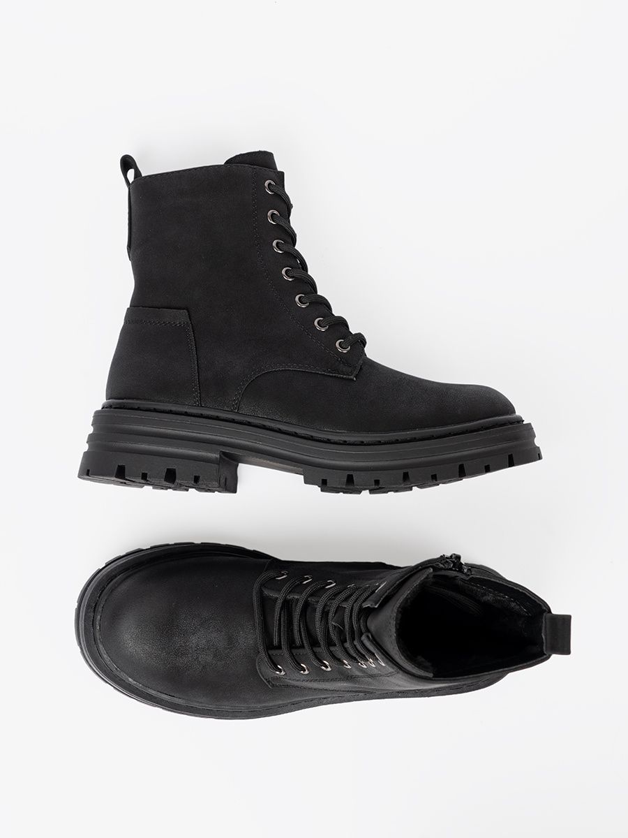 Černé kotníkové boty se šněrováním a protiskluzovou podrážkou