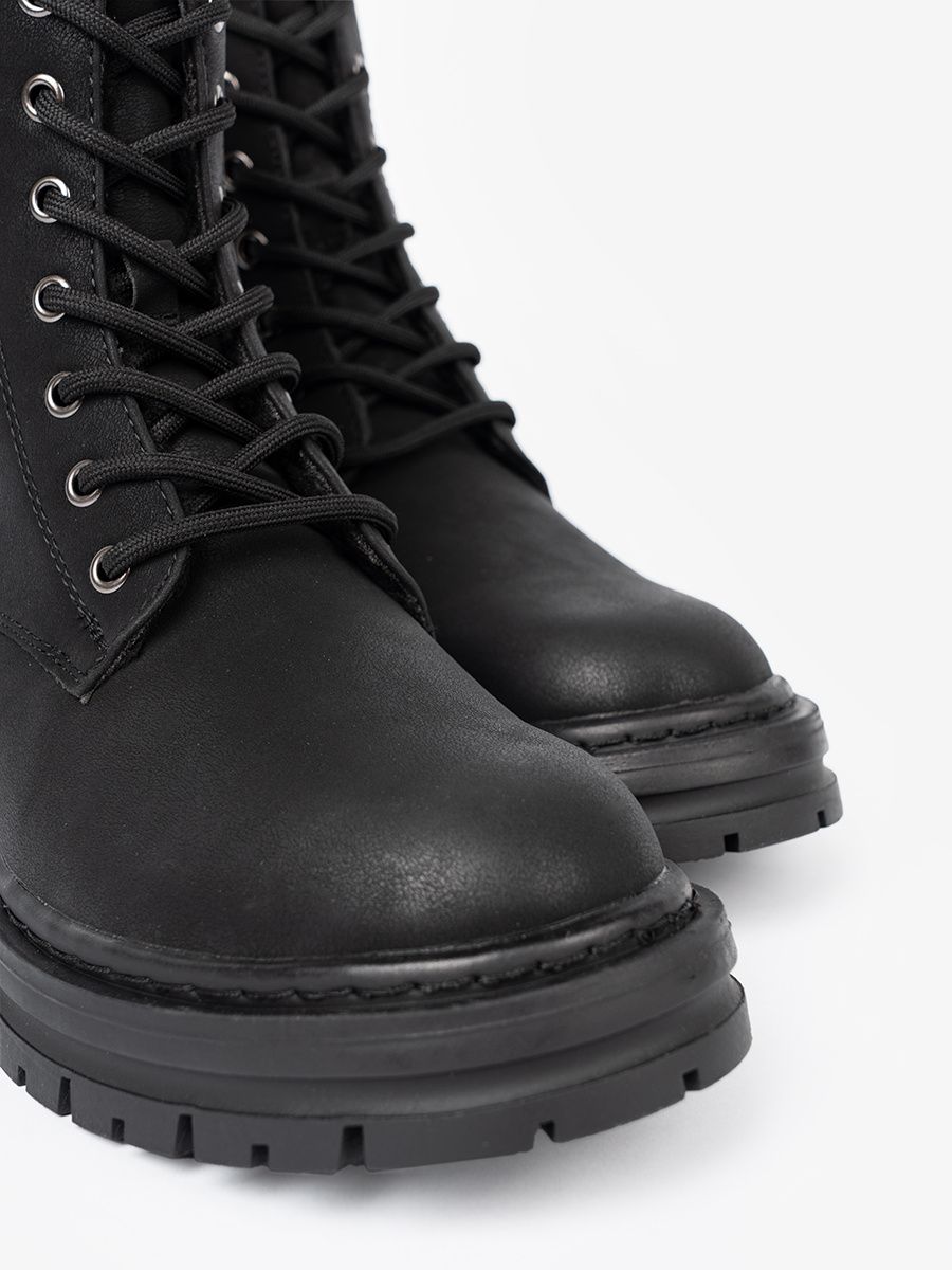 Černé kotníkové boty se šněrováním a protiskluzovou podrážkou