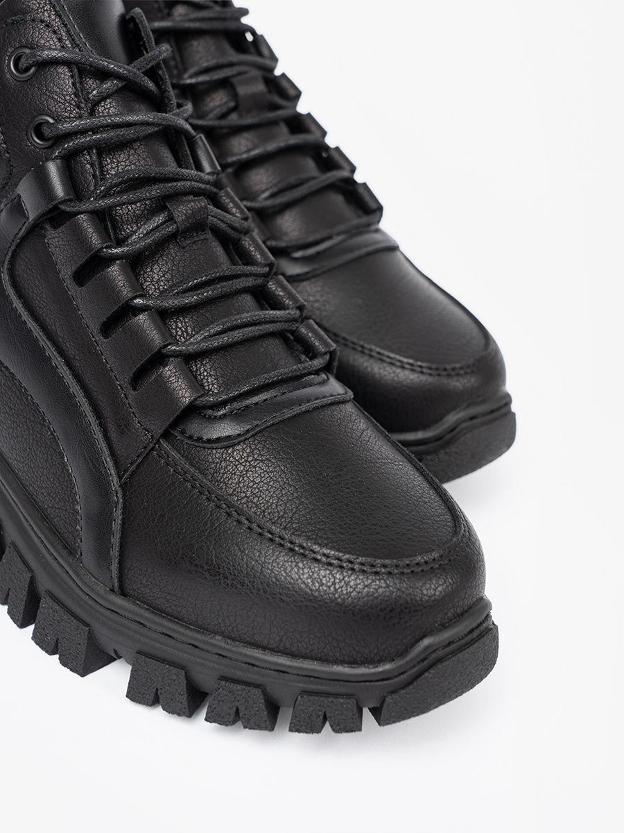 Černé šněrovací kotníkové boty s hrubou podrážkou