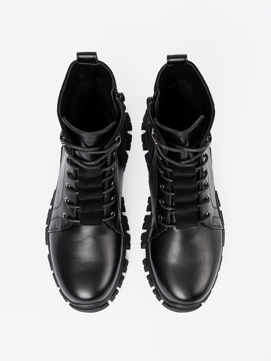 Černé kotníkové kozačky s masivní podrážkou a zipem