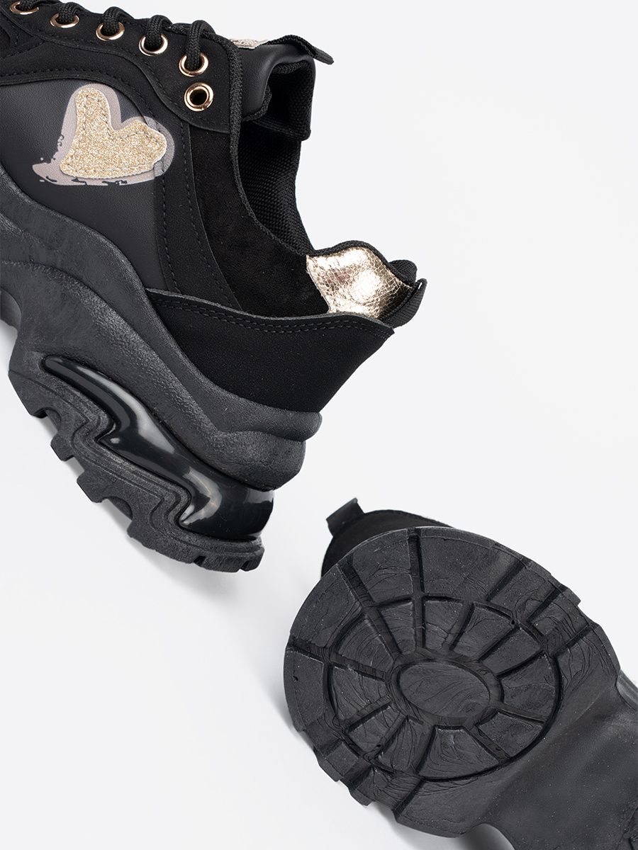 Černé sneakersy se zlatým srdcem