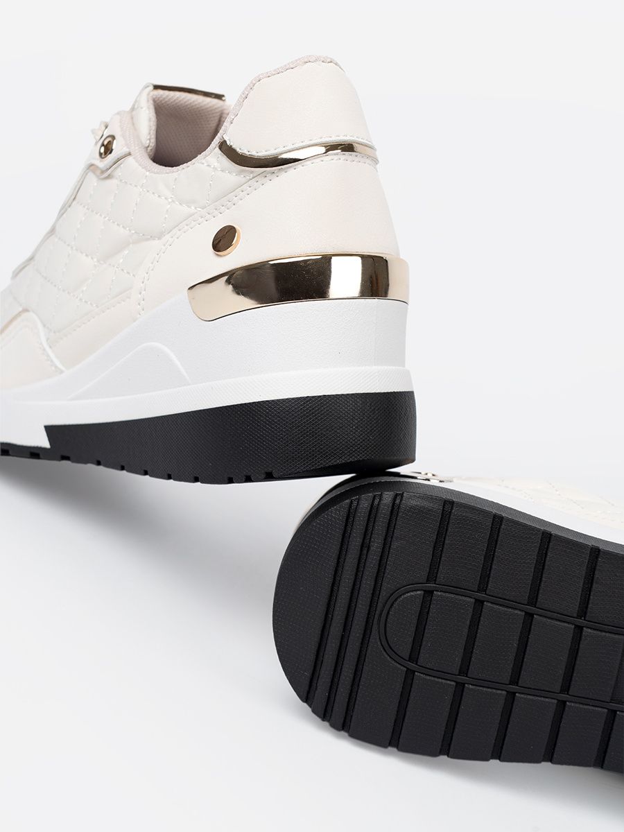 Béžové sneakersy s lesklými zlatými akcenty