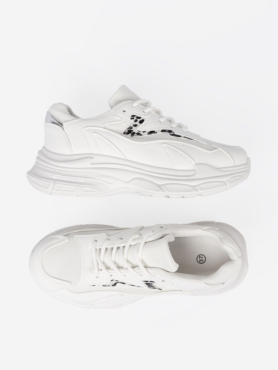 Bílé sportovní tenisky s ozdobným akcentem