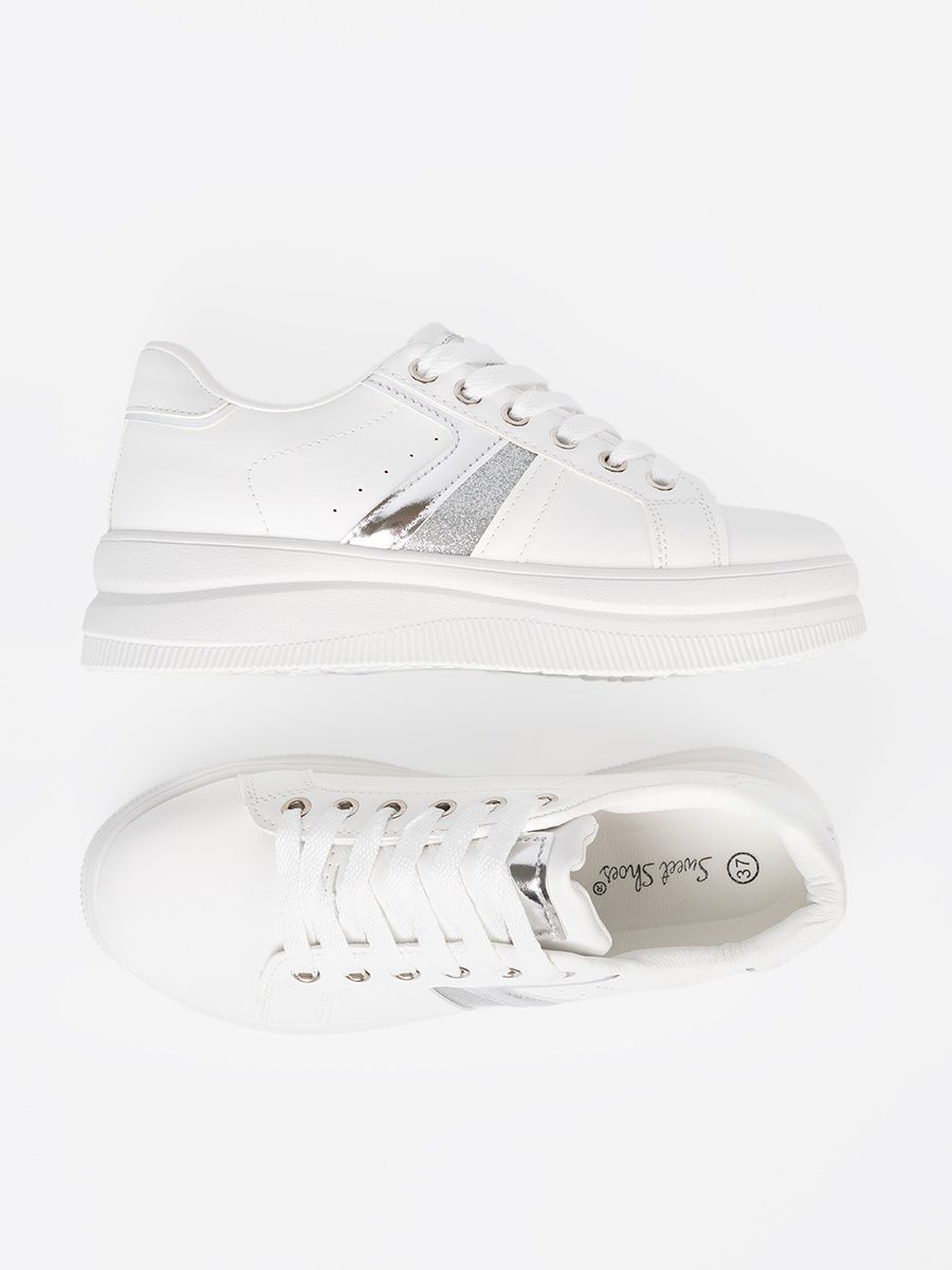 Bílé sneakersy s metalickým stříbrným akcentem