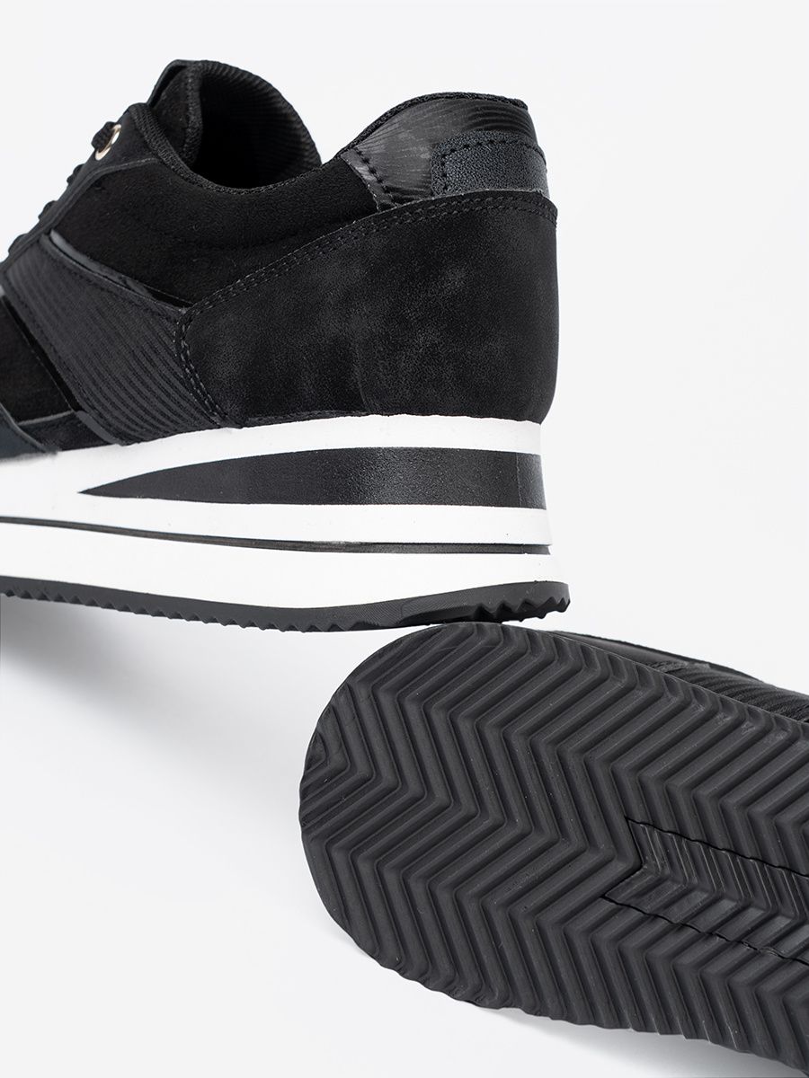 Černé sneakersy s lesklými detaily