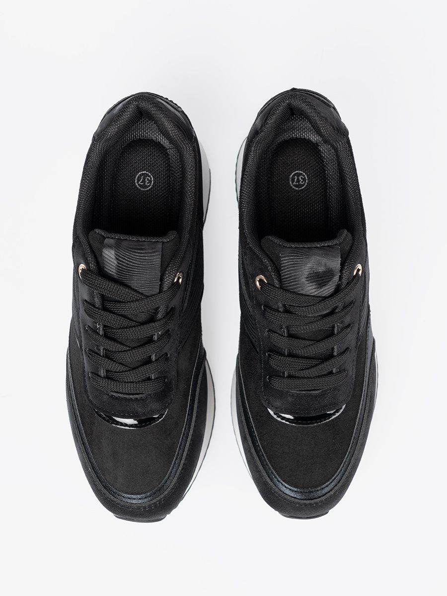 Černé sneakersy s lesklými detaily