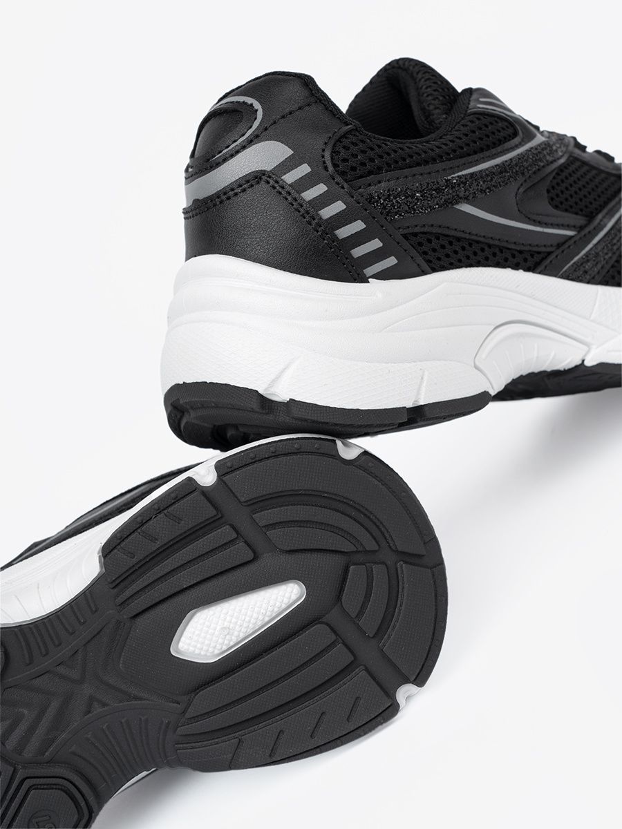 Černé sneakersy se síťovinou a bílou podrážkou