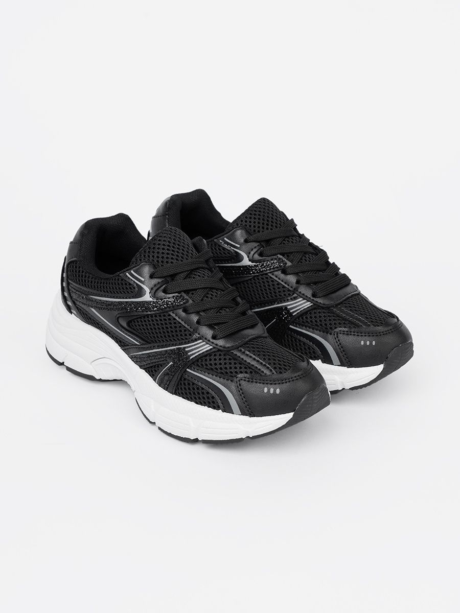 Černé sneakersy se síťovinou a bílou podrážkou