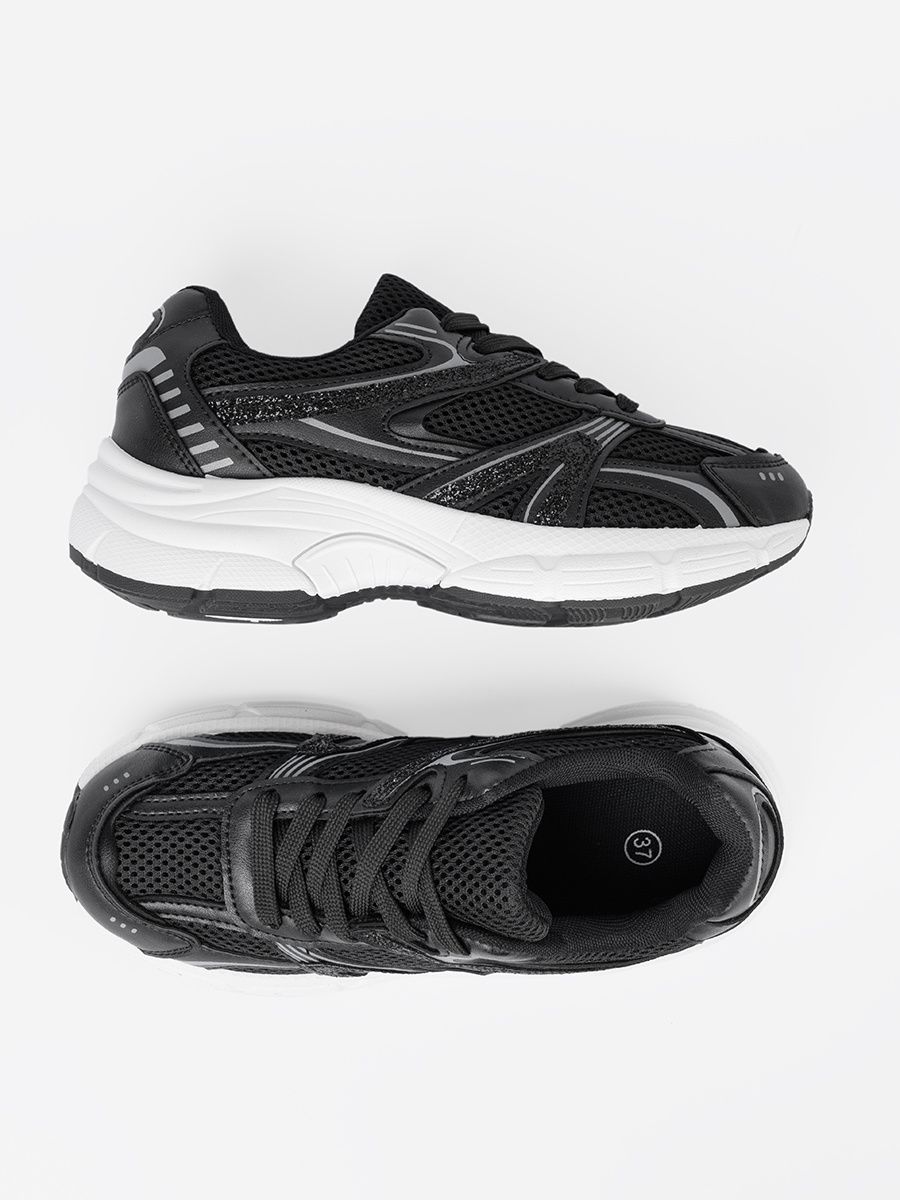 Černé sneakersy se síťovinou a bílou podrážkou