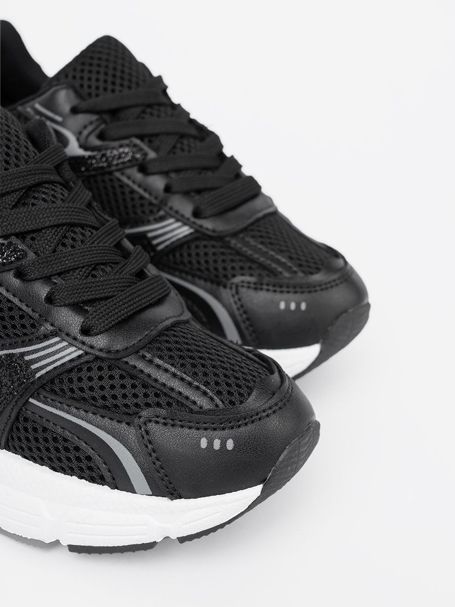 Černé sneakersy se síťovinou a bílou podrážkou