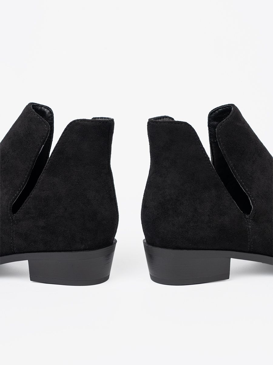 Černé kotníkové boty s výřezy