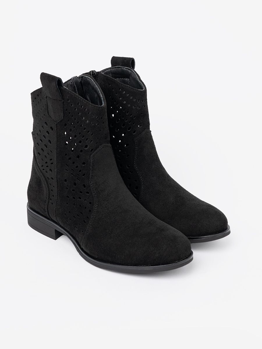 Černé ažurové kotníkové boty v cowboy stylu