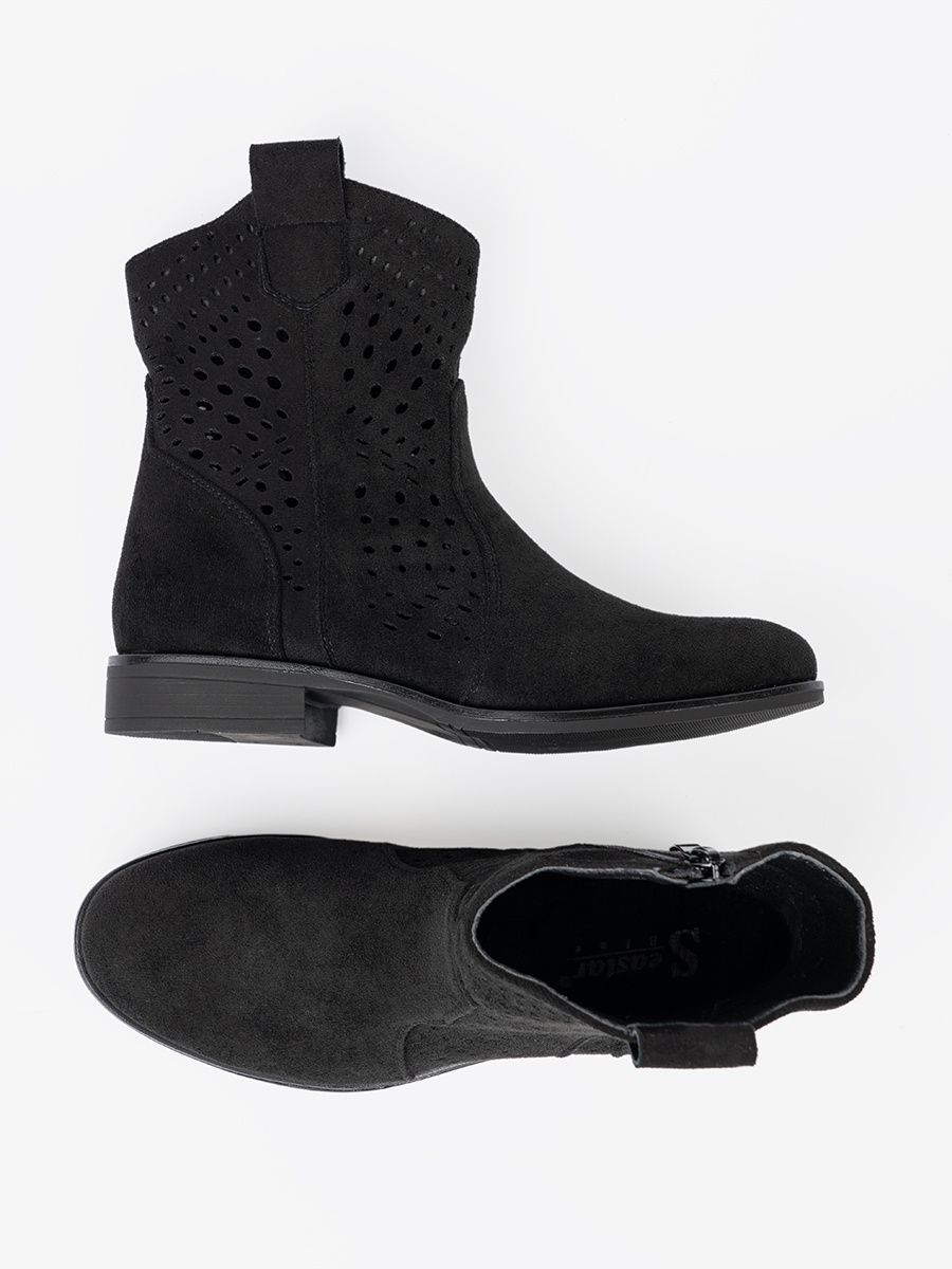 Černé ažurové kotníkové boty v cowboy stylu