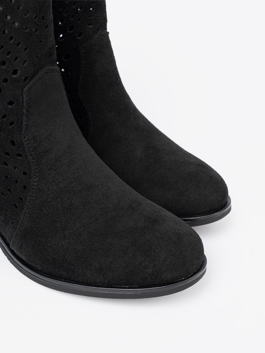 Černé ažurové kotníkové boty v cowboy stylu