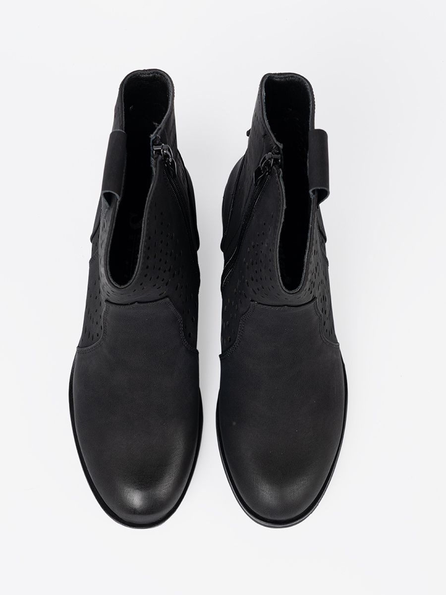 Ažurové černé kotníkové kozačky