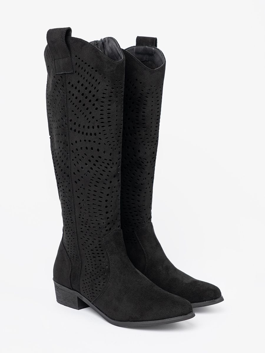 Černé ažurové kozačky ve stylu kovbojek