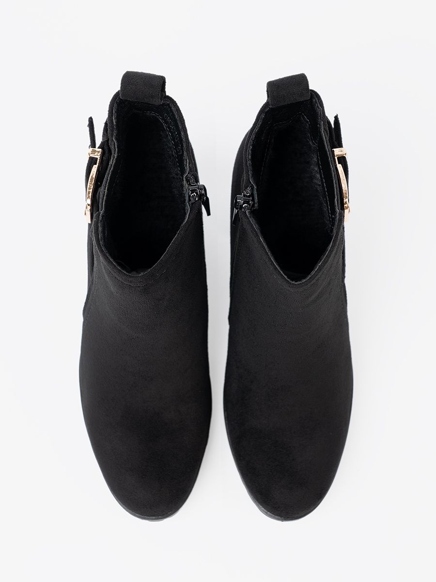 Černé kotníkové kozačky na vysokém podpatku s ozdobnou sponou