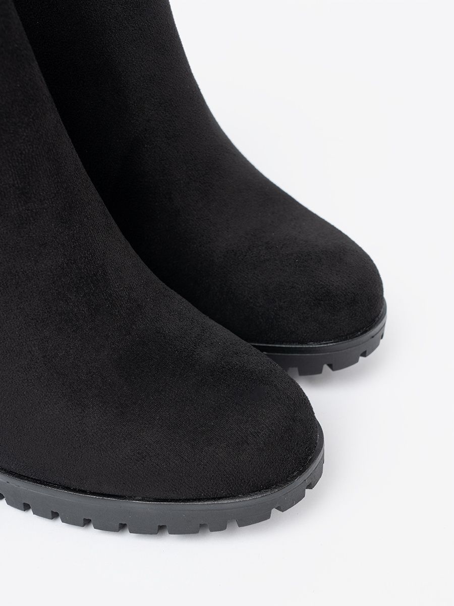 Černé kotníkové kozačky na vysokém podpatku s ozdobnou sponou