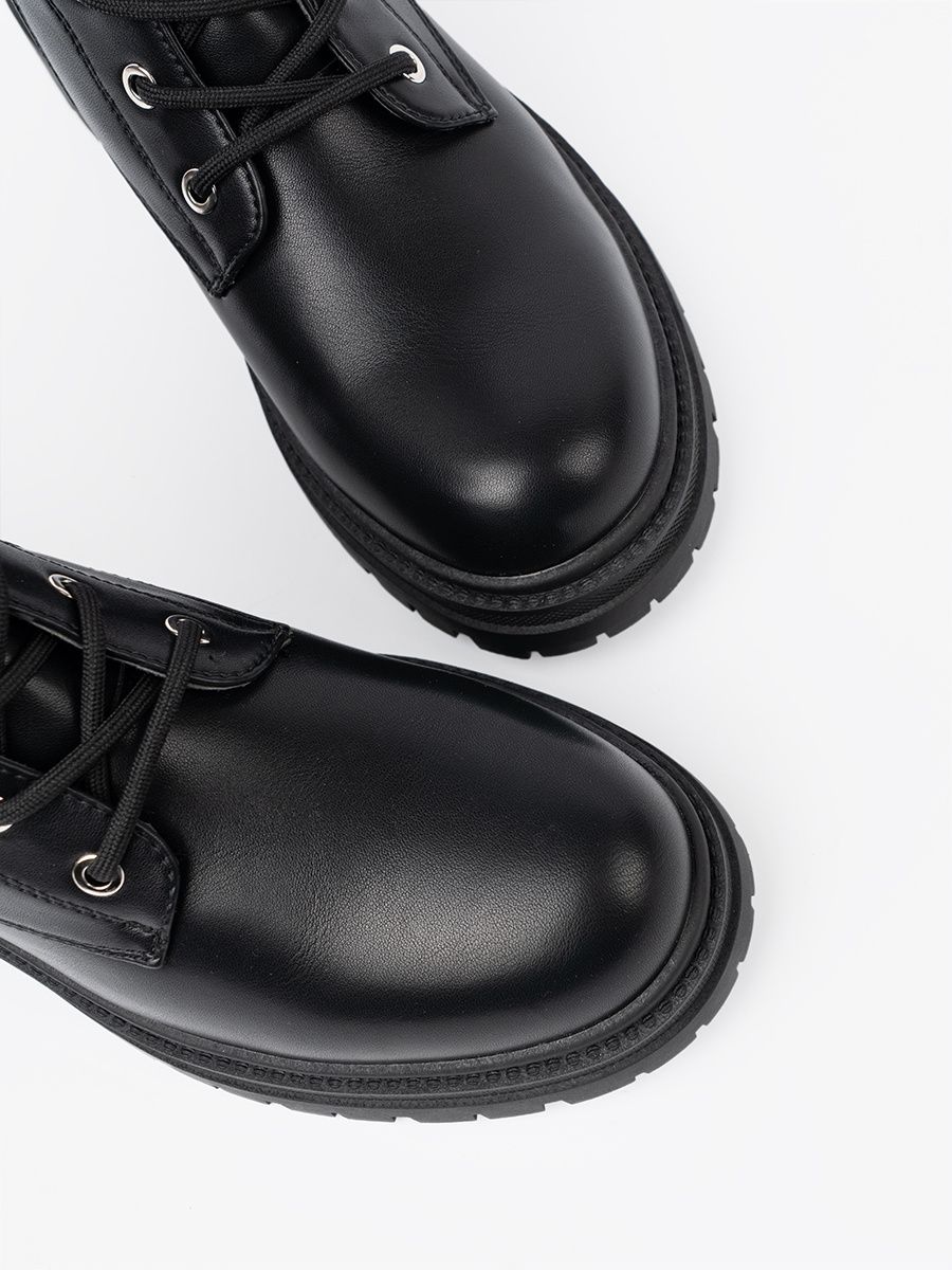 Černé šněrovací kotníkové boty s kovovou ozdobou