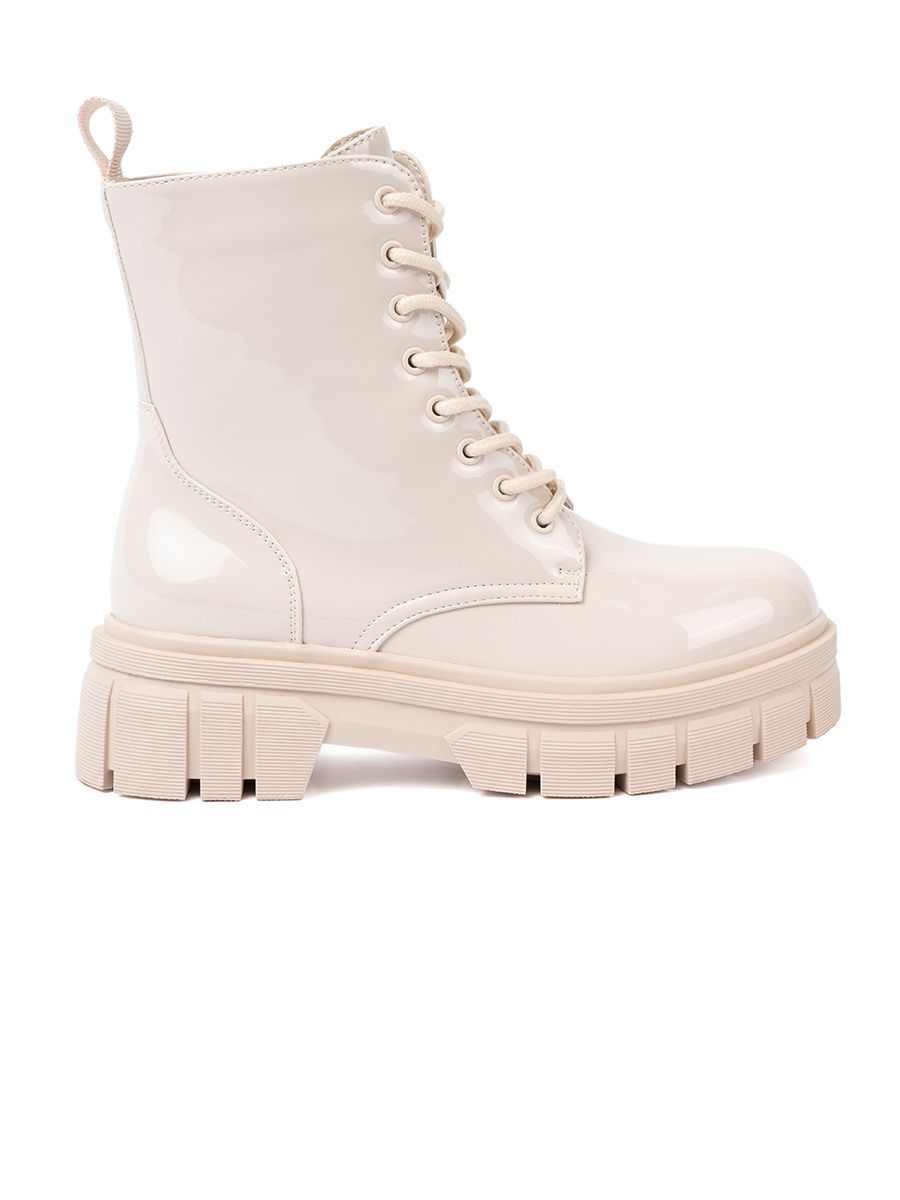 Stylové lakované kotníkové boty ve světle béžové barvě