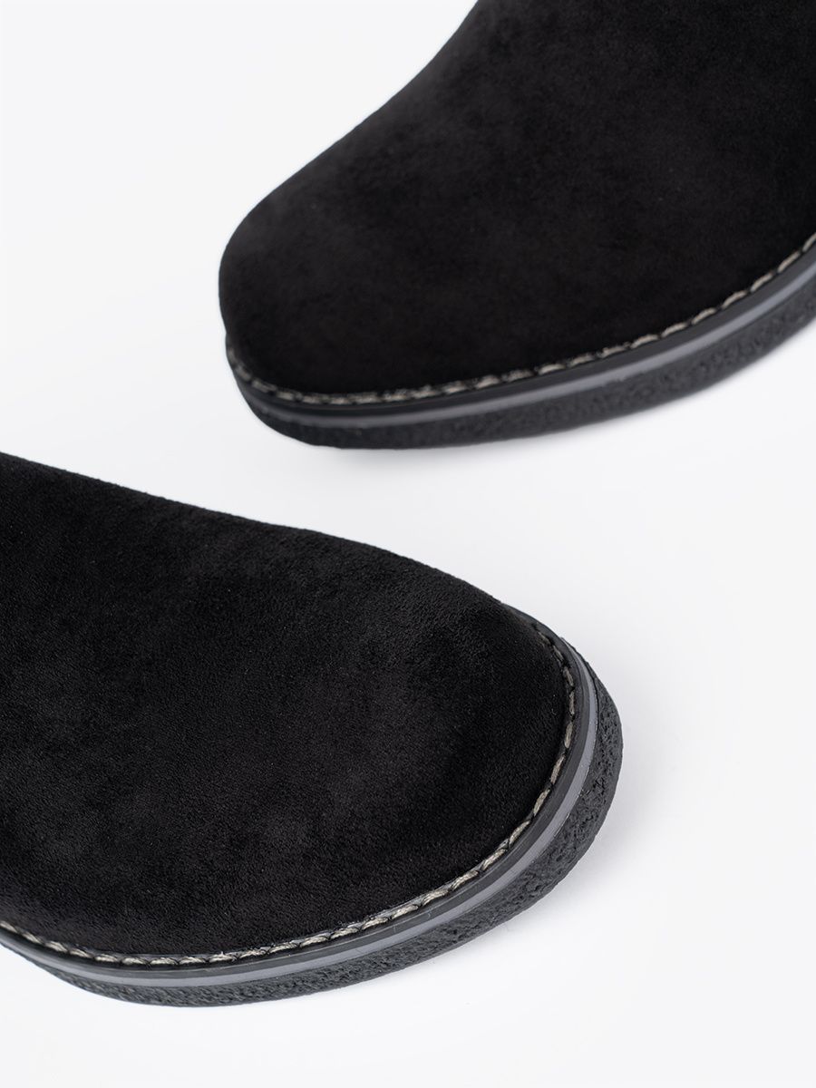 Klasické černé kotníkové kozačky na pohodlném podpatku