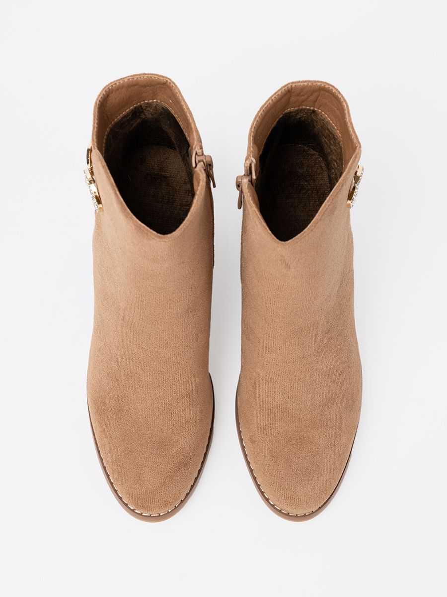 Stylové světle hnědé kotníkové kozačky se zlatým detailem