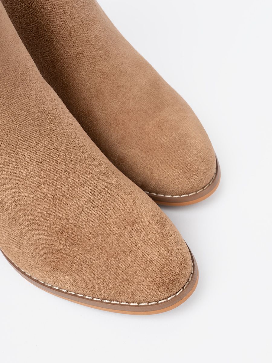 Stylové světle hnědé kotníkové kozačky se zlatým detailem