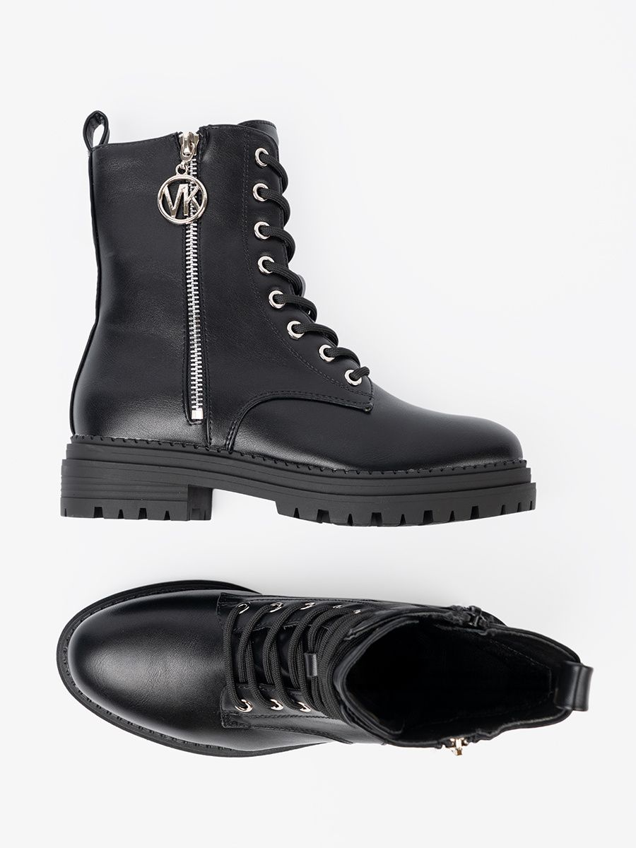 Stylové černé workery s kovovým detailem