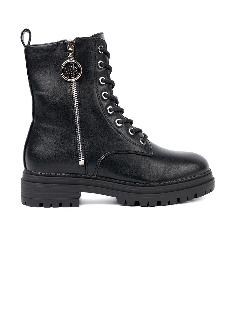 Stylové černé workery s kovovým detailem